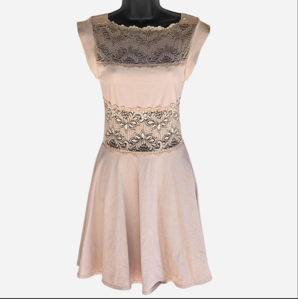 Elegant Lace Detail Dress in Pink